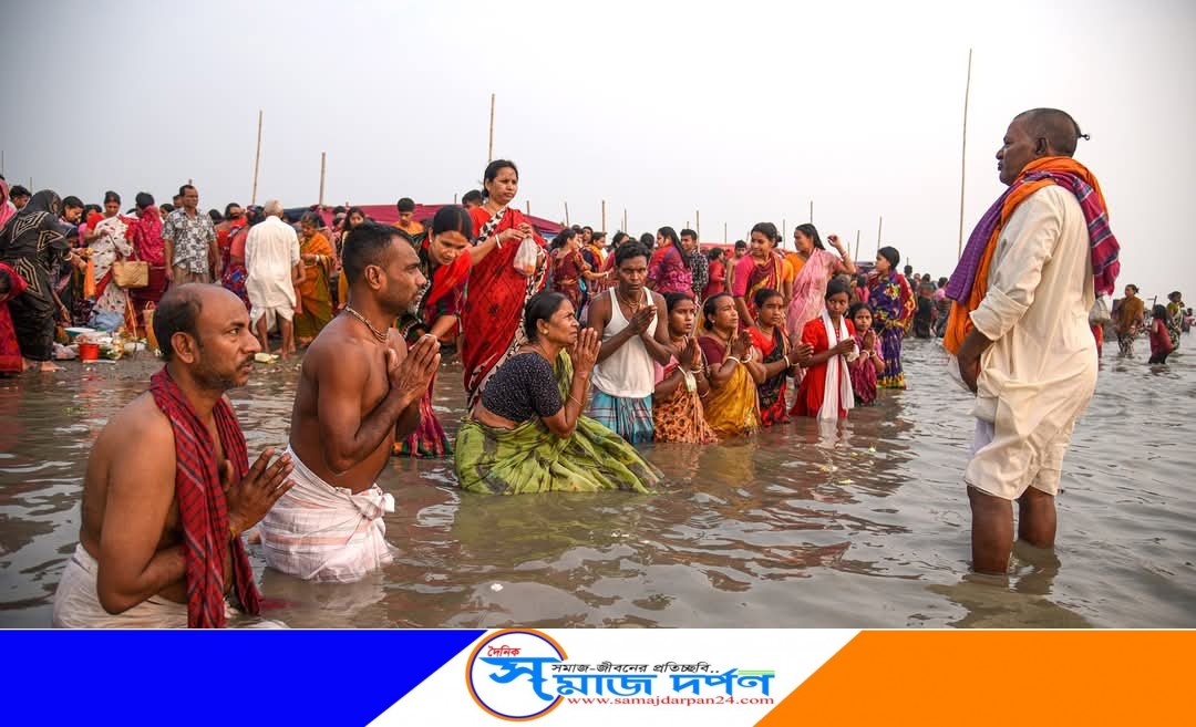 পাপ মুক্তি ও পূণ্য লাভের আশায় সনাতন ধর্মালম্বীদের গঙ্গা স্নান